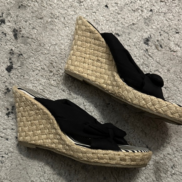 American Eagle Outfitters Black Striped Wedge SandalsSize 5 1/2 - Picture 3 of 7